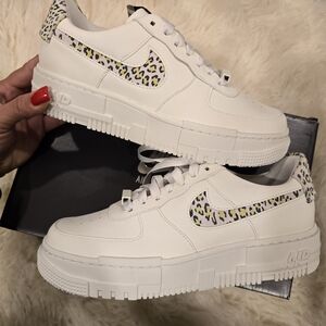 Nike Women's Sneakers Size 7.5 Pixel SE Cheetah
